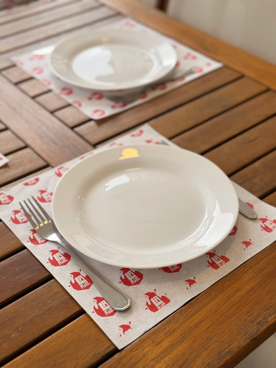 Mesa posta com papel manteiga La Rica